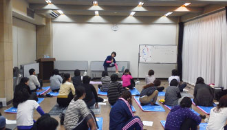 橋本市の花井千鶴先生の経絡リンパセルフマッサージ写真２